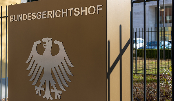 Schild des Bundesgerichtshofs (BGH) in Deutschland. Der Bundesgerichtshof ist das höchste deutsche Gericht in Zivil- und Strafsachen. Er dient der Sicherung einer einheitlichen Rechtsprechung und überprüft Urteile untergeordneter Gerichte auf Rechtsfehler.